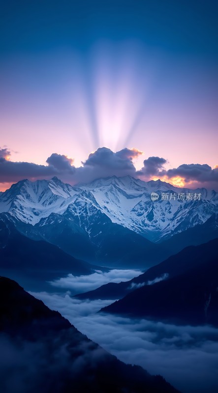 晨光初照雪峰云海