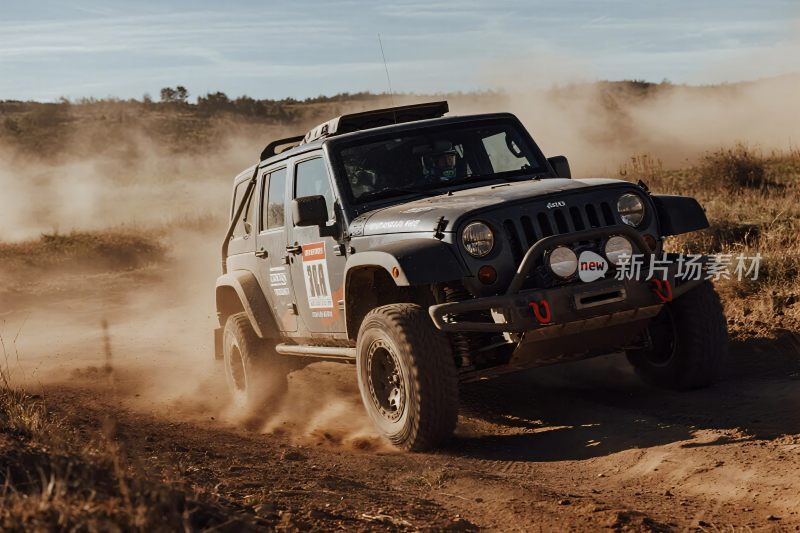 越野吉普车在土路上飞驰
