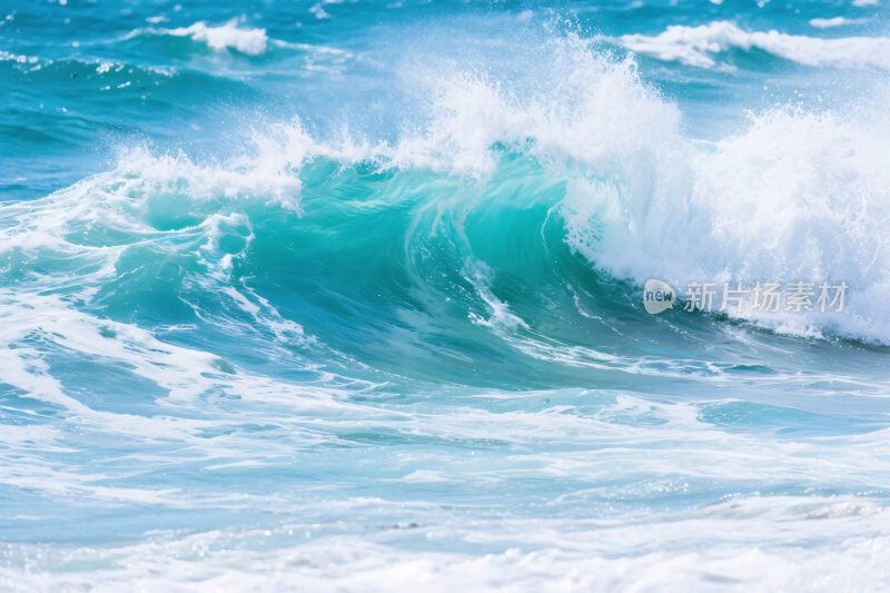 海浪翻涌的蓝色海洋景象