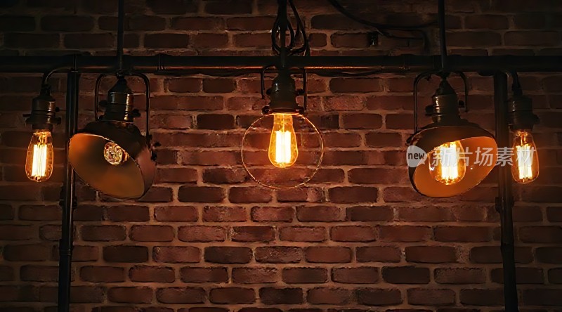 复古砖墙上的工业风吊灯