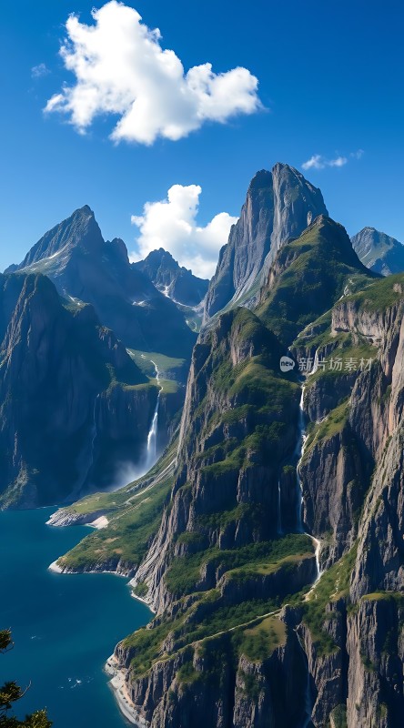 碧波荡漾群山环绕瀑布飞流直下