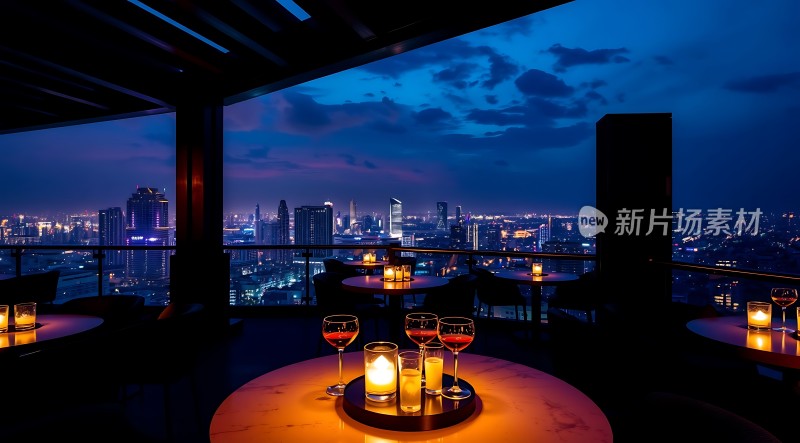 城市夜景下的浪漫露台