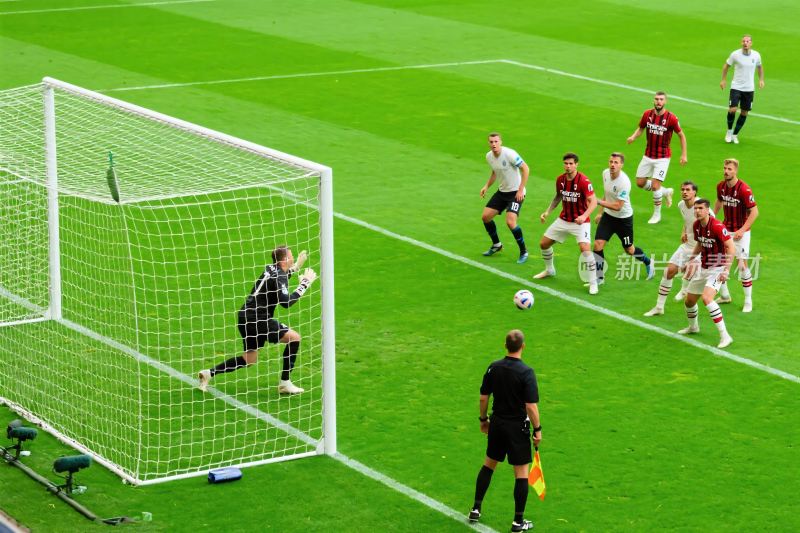 足球比赛守门员扑球场景