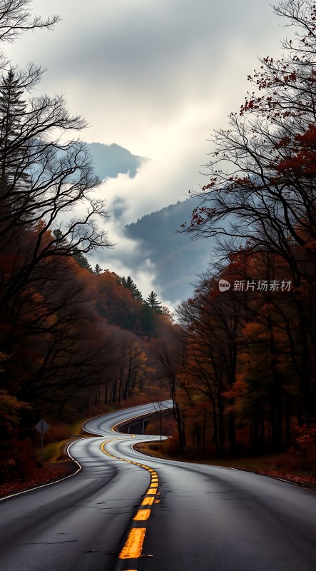 秋日山间蜿蜒公路