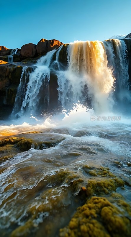 阳光下的瀑布与岩石