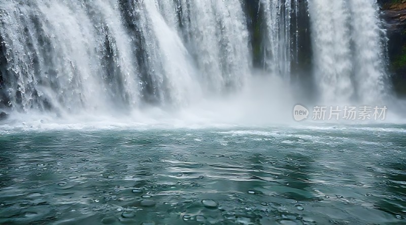 瀑布飞流直下碧波荡漾