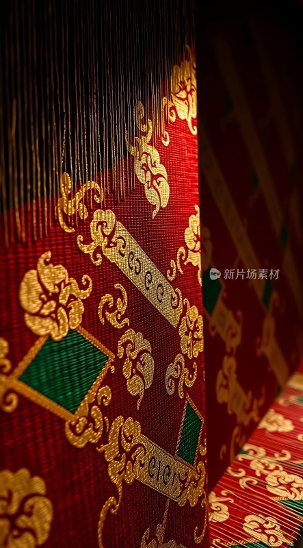 红色织锦上的金色花纹