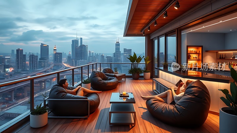 都市夜景下的温馨阳台休闲时光