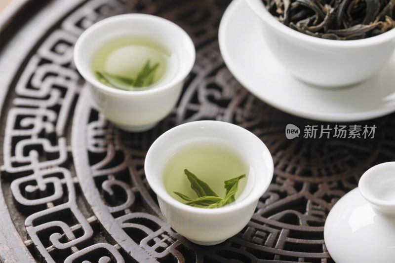 中式茶具与绿茶展示