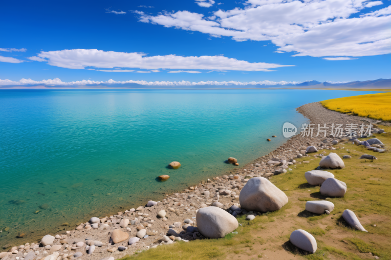 海岸上一大片水域有岩石高清图片