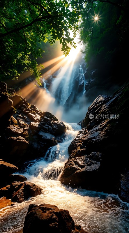 阳光下的瀑布与岩石