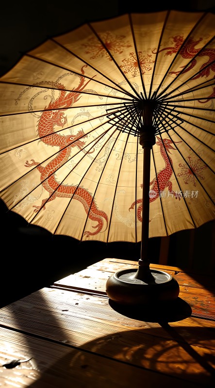 龙纹油纸伞下的静谧时光