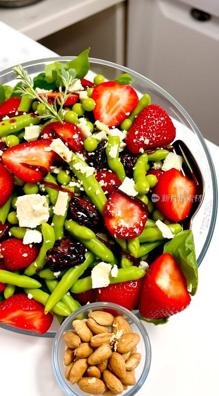 草莓杏仁沙拉清新美味营养丰富！