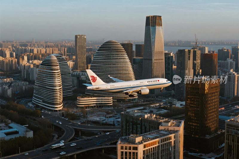 城市建筑中飞机飞行场景