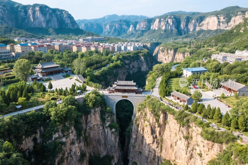 峡谷古桥古建风光