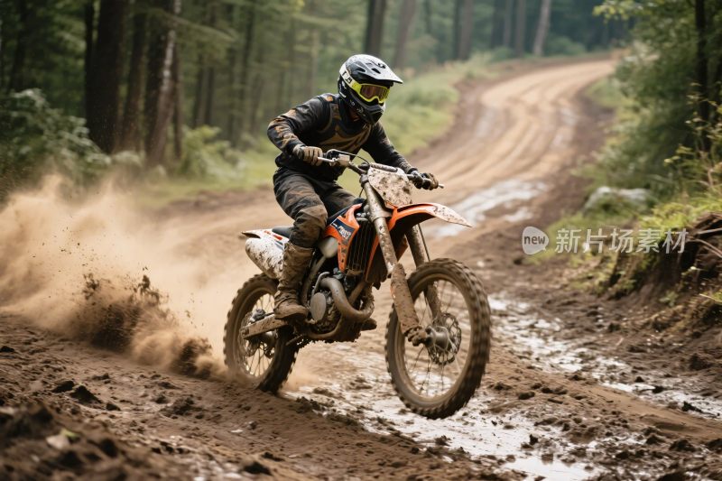 越野摩托车手林间骑行