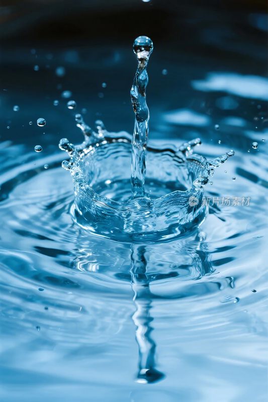 水滴溅起水花动态特写