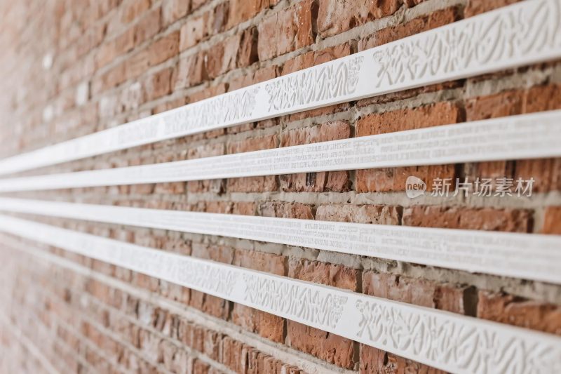 红砖墙白色线条装饰