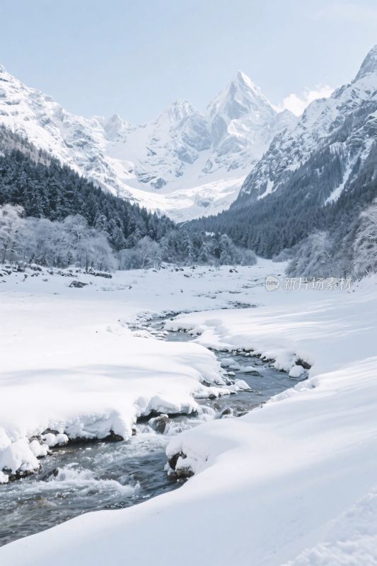 雪山溪流雪景美景