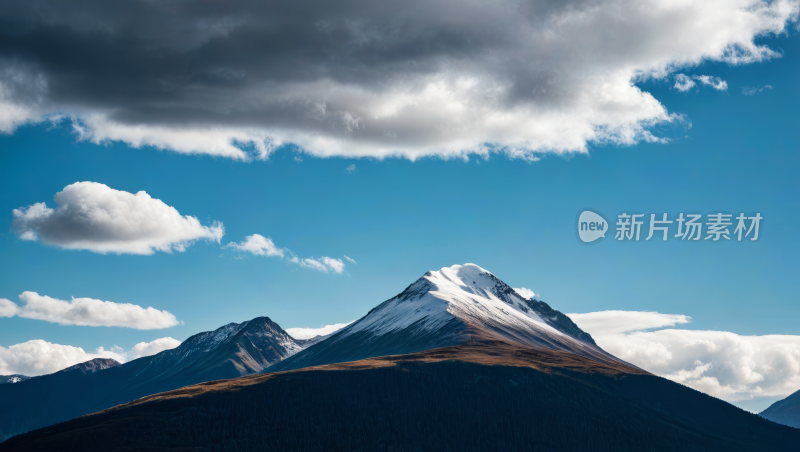 一座山山峰被雪覆盖高清风景图片