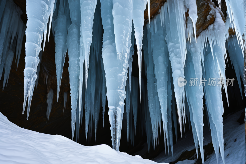 悬挂在冰雪覆盖的悬崖上高清图片