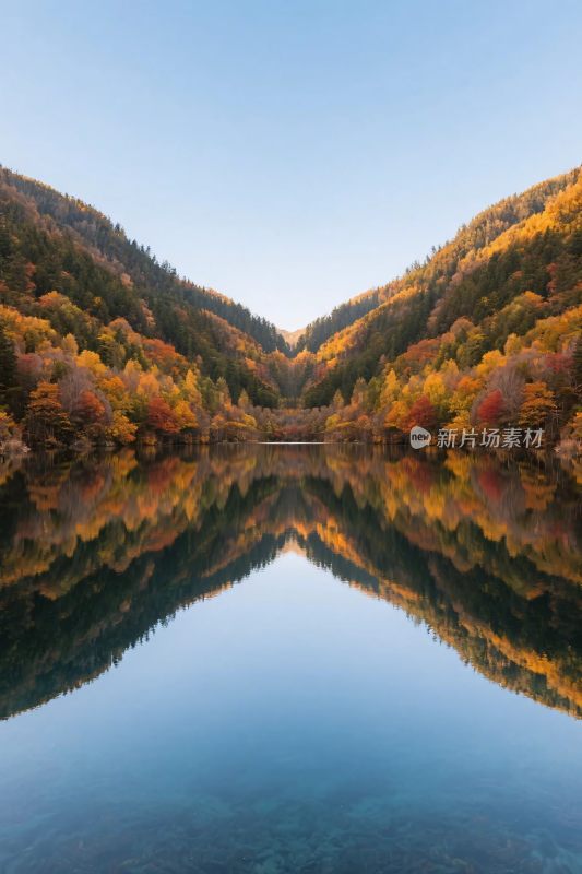 秋日山间湖泊美景