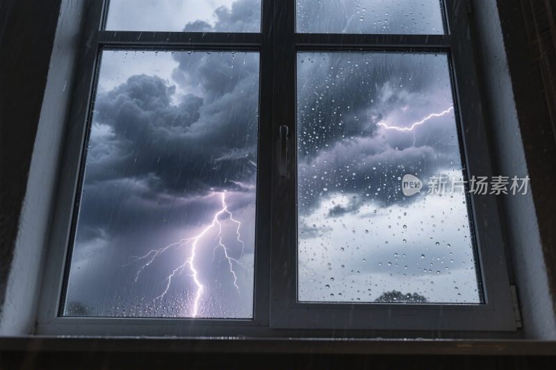 雷雨闪电窗景