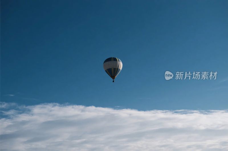 蓝天热气球风景