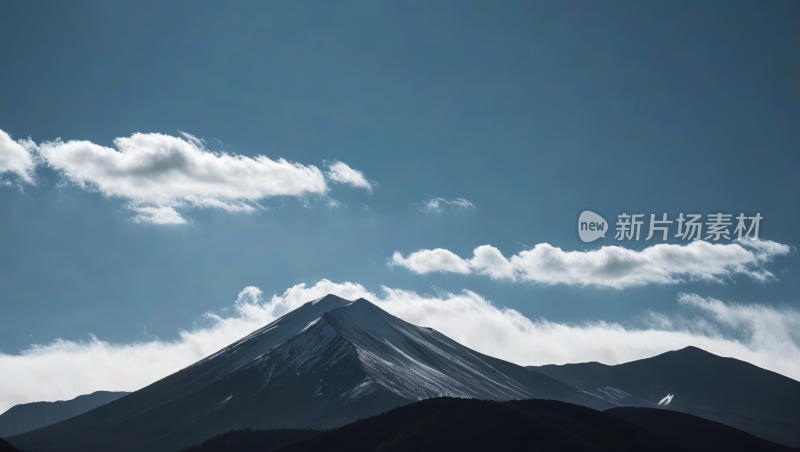 天上有云的高山清风景图片