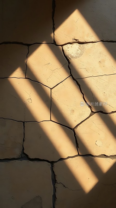 阳光下的裂缝石墙