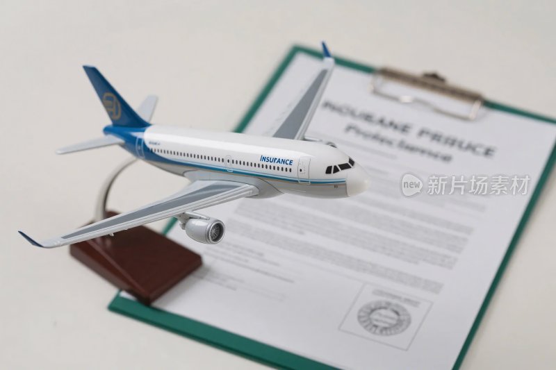 飞机模型与办公文件图片