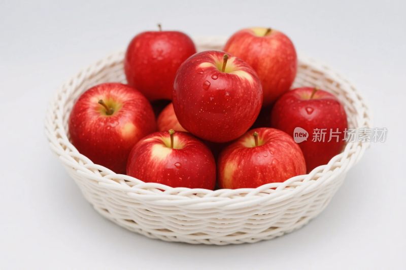 红苹果装篮摄影图