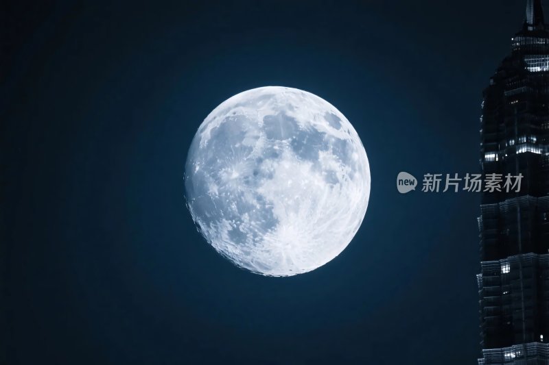 夜晚月亮与城市建筑