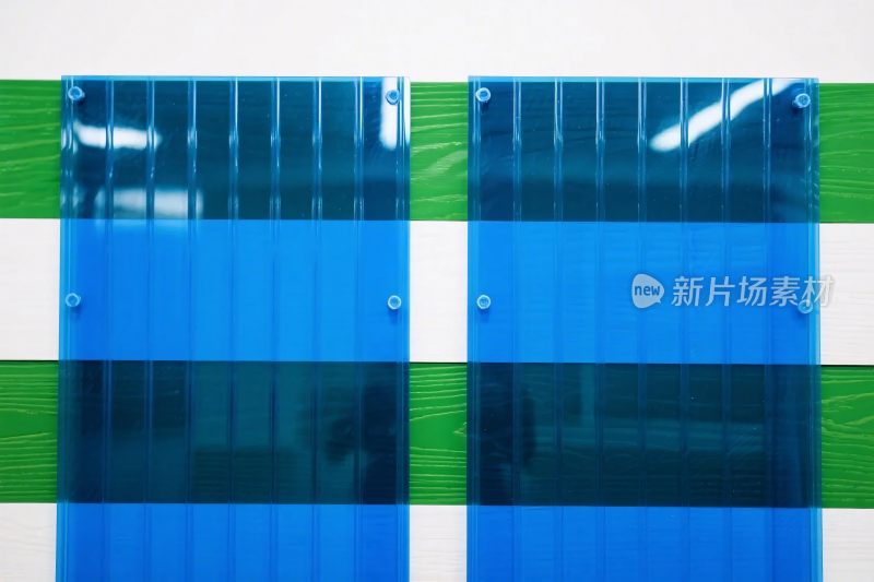 蓝绿相间的透明板材画面