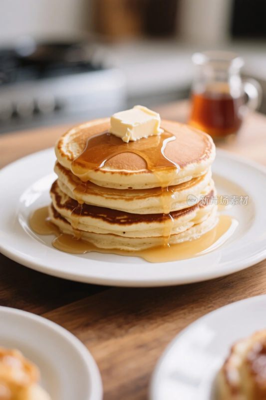 堆叠煎饼配糖浆