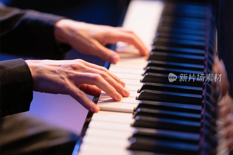 钢琴弹奏手部特写