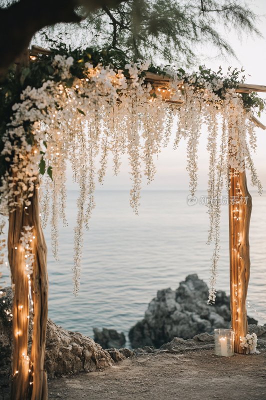 海边唯美花卉婚礼拱门