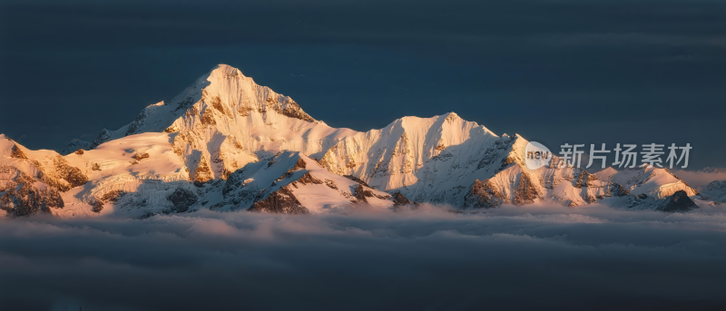 雪山日出云海壮丽景观