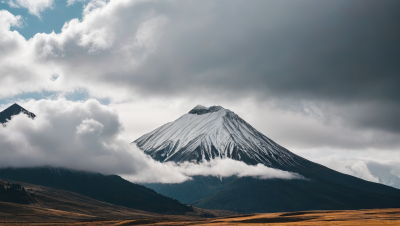 一座被雪覆盖的高山清风景图片