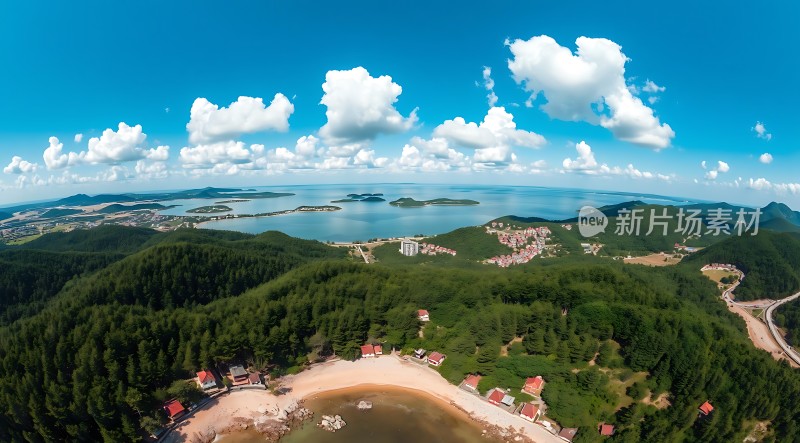 蓝天白云下的绿色山丘与海滨度假屋