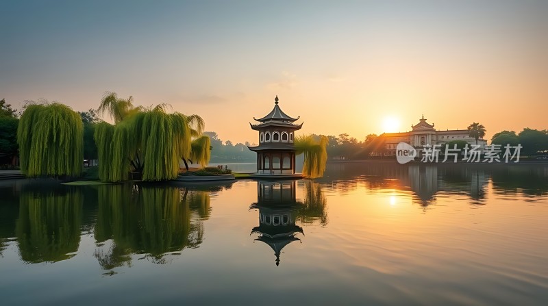 湖畔古亭映日辉