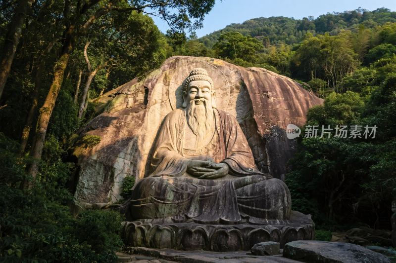 山林中的大型佛像石刻