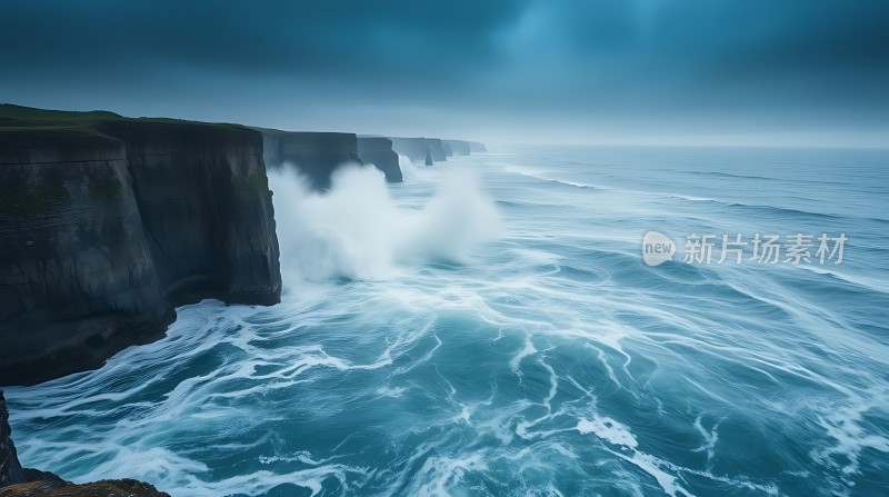 悬崖峭壁海浪汹涌