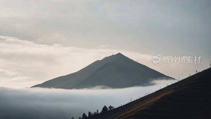 一座云雾缭绕的高山清风景图片