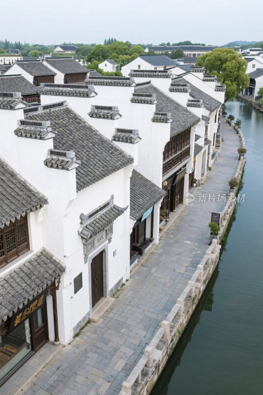 江南水乡沿河民居景象