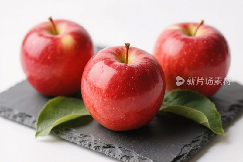 三颗红苹果与绿叶