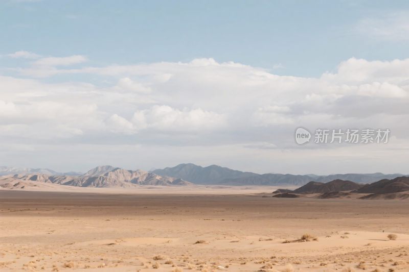 广袤沙漠与远山风景