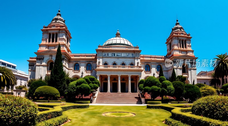 宏伟宫殿绿意盎然蓝天映衬下的建筑杰作