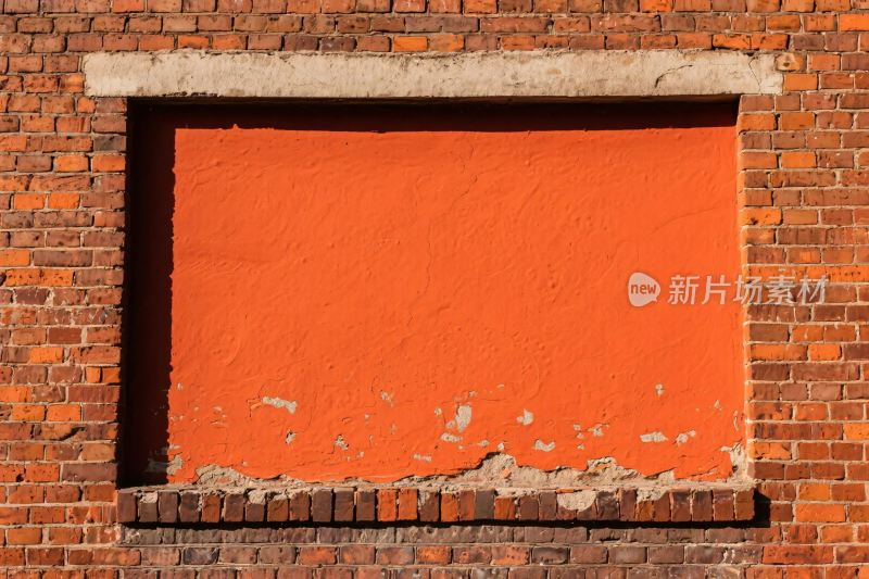 红砖墙空橙色窗