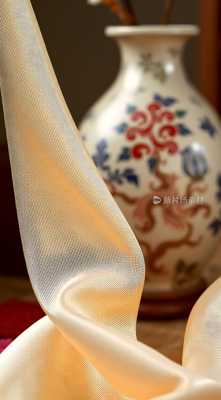 金色轻纱与青花瓷瓶
